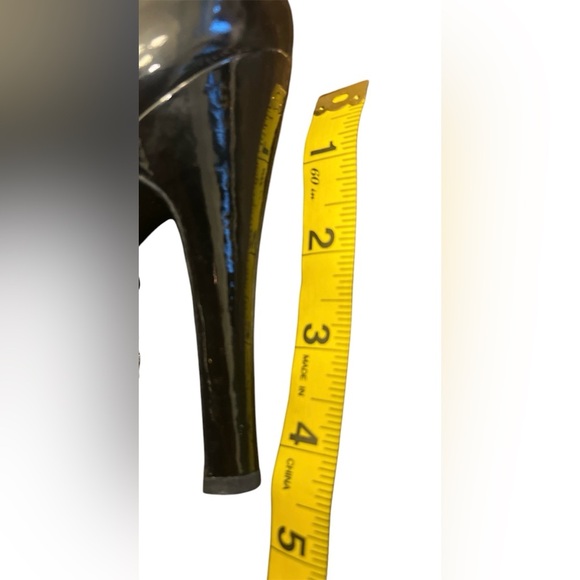 Chanel Black Patent Leather Ribbed Ankle Boots Paris New York Collection Size 38 - Picture 7 of 7